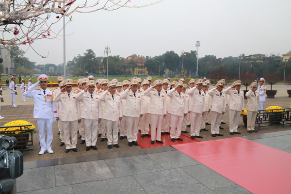 Đoàn đại biểu Bộ Công an vào Lăng viếng Chủ tịch Hồ Chí Minh - Ảnh minh hoạ 2