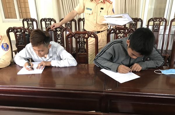 Lưu Văn Độ và Lưu Văn Lâm tại Đội CSGT – CATP Vinh.