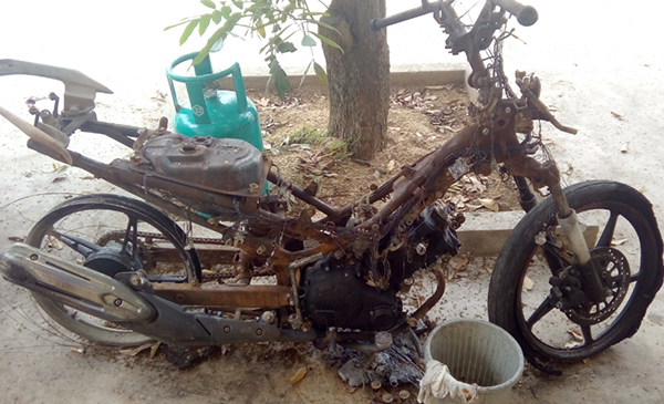 Chiếc xe máy Exciter bị Hà Văn Hùng đốt cháy trơ khung.