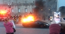 Siêu xe Lamborghini bốc cháy, người đi đường mải mê… chụp ảnh Siêu xe Lamborghini bốc cháy, người đi đường mải mê… chụp ảnh