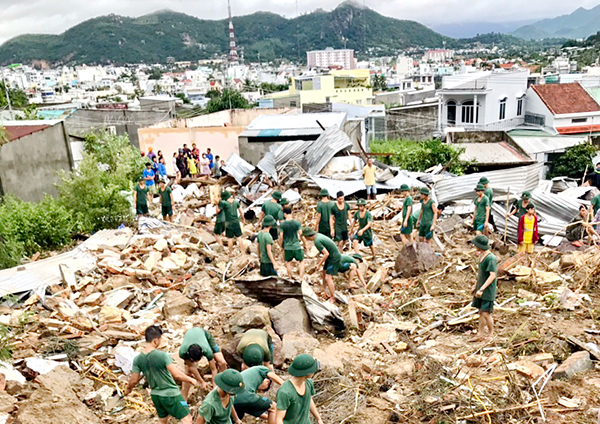 Lực lượng Công an giúp dân khắc phục hậu quả mưa lũ tại Nam Trung Bộ - Ảnh minh hoạ 2