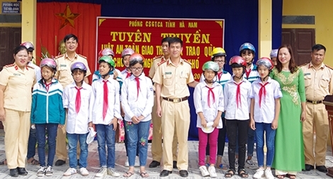 CSGT Hà Nam tuyên truyền Luật giao thông và trao quà cho học sinh nghèo