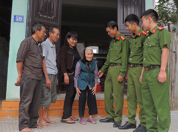 Giúp cụ bà 87 tuổi đi lạc về với gia đình