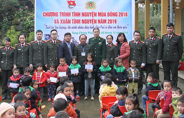 Thanh niên Công an tỉnh Lào Cai chung tay ủng hộ xây dựng nông thôn mới