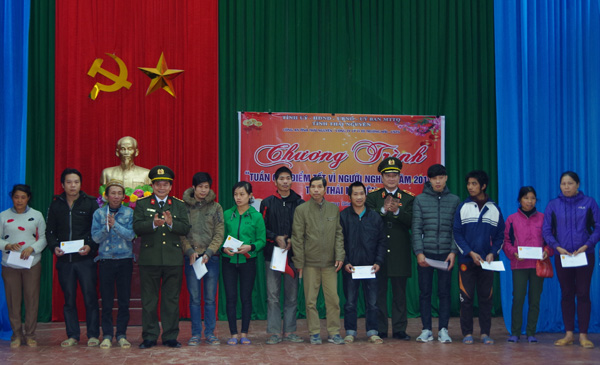 Công an tỉnh Thái Nguyên tặng quà Tết tại xã Phương Giao, huyện Võ Nhai