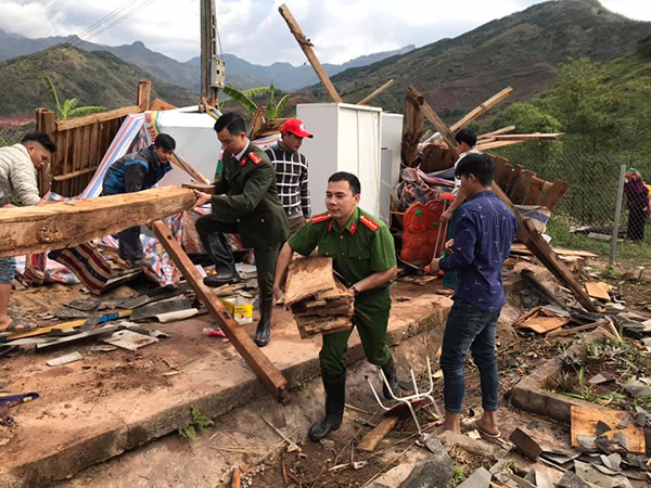 Nỗ lực giúp dân dựng lại nhà sau giông lốc tại Lai Châu, Tuyên Quang