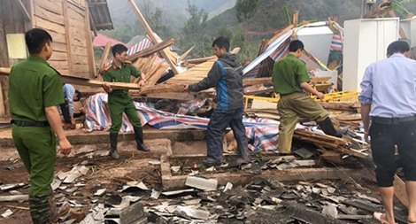 Nỗ lực giúp dân dựng lại nhà sau giông lốc tại Lai Châu, Tuyên Quang