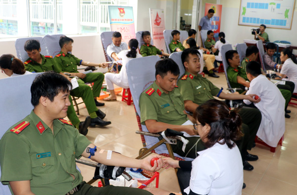 Đoàn viên, thanh niên Công an tình nguyện hiến máu cứu người