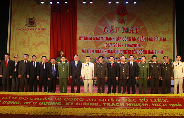 Công an quận Bắc Từ Liêm đón nhận Huân chương Chiến công hạng Nhì - Ảnh minh hoạ 7