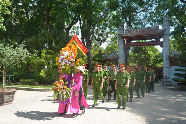 Hệ Văn phòng Cơ quan CSĐT dâng hương tưởng niệm Chủ tịch Hồ Chí Minh