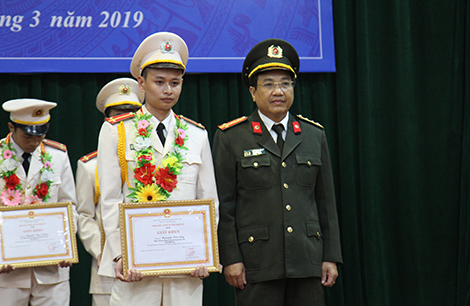 Trung úy Nguyễn Văn Lập tại lễ tuyên dương Thanh niên Công an Nghệ An tiêu biểu năm 2019.