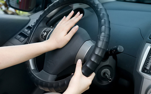 Hãy dạy cho trẻ biết cách nhấn còi xe liên tục khi bị kẹt trong xe ô tô.