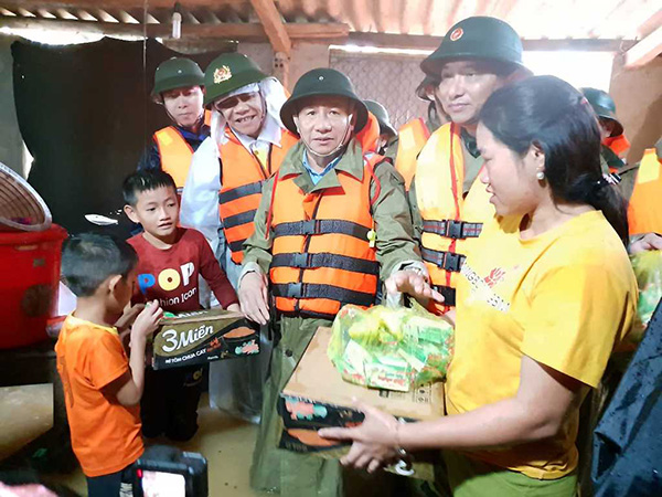 Lực lượng Công an nỗ lực giúp dân vùng bị lũ lụt chia cắt