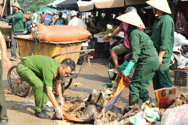 Lực lượng Công an giúp dân dọn dẹp vệ sinh sau trận mưa lịch sử - Ảnh minh hoạ 6