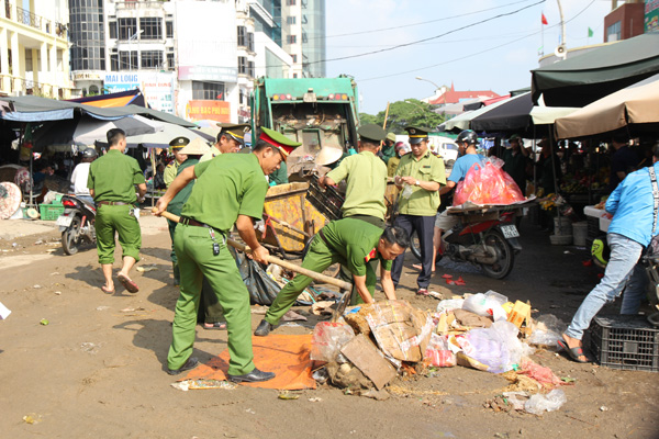 Lực lượng Công an giúp dân dọn dẹp vệ sinh sau trận mưa lịch sử - Ảnh minh hoạ 2