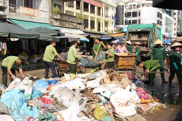 Lực lượng Công an giúp dân dọn dẹp vệ sinh sau trận mưa lịch sử