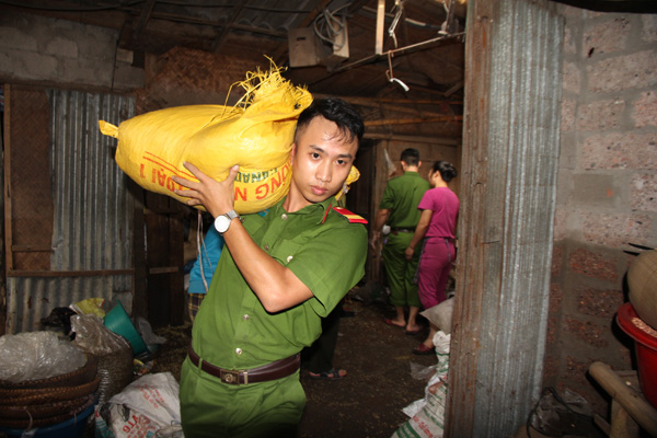 Lực lượng Công an giúp dân dọn dẹp vệ sinh sau trận mưa lịch sử - Ảnh minh hoạ 4
