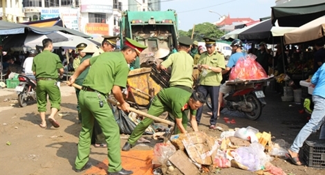 Lực lượng Công an giúp dân dọn dẹp vệ sinh sau trận mưa lịch sử