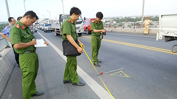 Xe tải va chạm xe máy trên cầu, một người đàn ông tử vong
