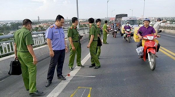 Xe tải va chạm xe máy trên cầu, một người đàn ông tử vong