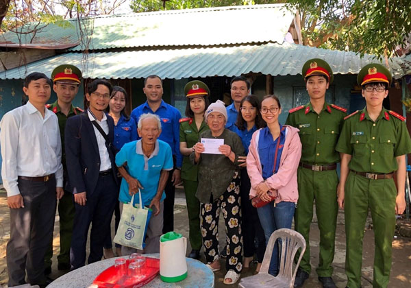 Công an Quảng Bình và Thừa Thiên-Huế tặng quà Tết cho người nghèo