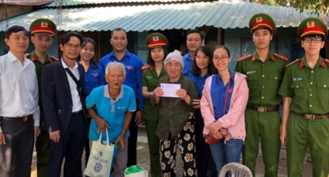 Công an Quảng Bình và Thừa Thiên-Huế tặng quà Tết cho người nghèo