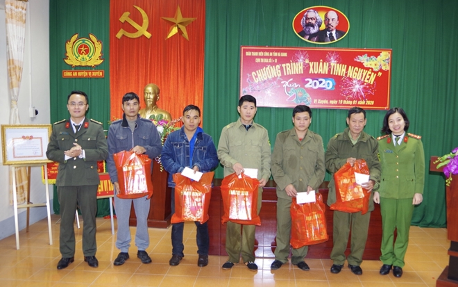 Thanh niên Công an tỉnh Hà Giang tặng quà gia đình chính sách và Công an viên