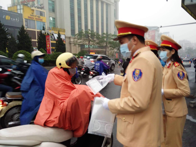 CSGT phát khẩu trang cho người dân trên đường phố Hà Nội - Ảnh minh hoạ 10
