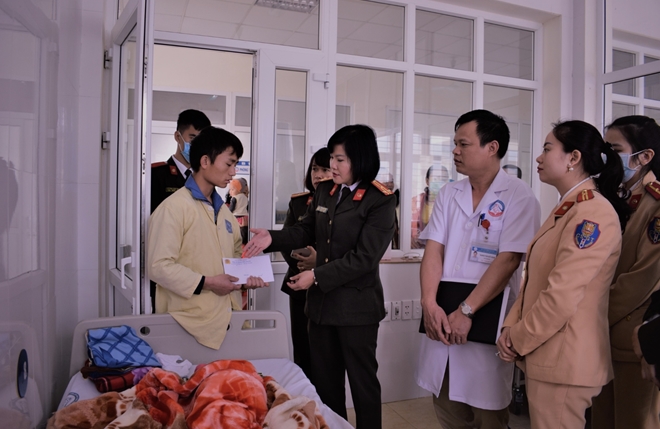 Trao quà cho bệnh nhân Bệnh viện Sản nhi Lào Cai - Ảnh minh hoạ 2