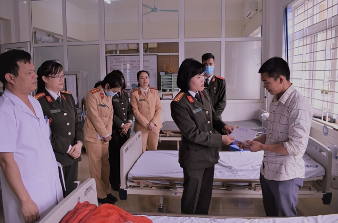 Trao quà cho bệnh nhân Bệnh viện Sản nhi Lào Cai - Ảnh minh hoạ 3