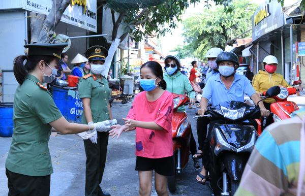 Công an tỉnh Đồng Nai tặng nước rửa tay và khẩu trang kháng khuẩn cho công nhân - Ảnh minh hoạ 4