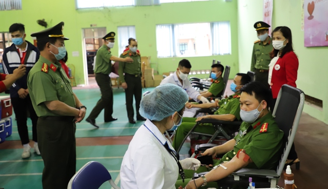 Hơn 500 CBCS Công an Bắc Giang tham gia hiến máu tình nguyện - Ảnh minh hoạ 3