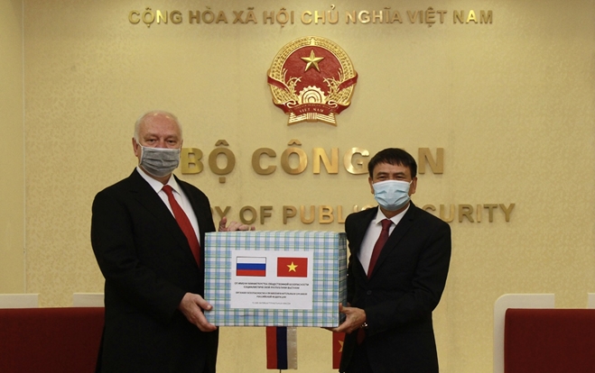 Bộ Công an tặng 70.000 khẩu trang y tế cho Liên bang Nga