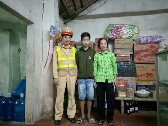 CSGT Hà Nội đưa cháu bé “bỏ nhà” về với gia đình