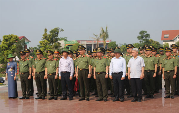 Dâng hoa Chủ tịch Hồ Chí Minh tại Khu lưu niệm Sáu điều Bác Hồ dạy CAND