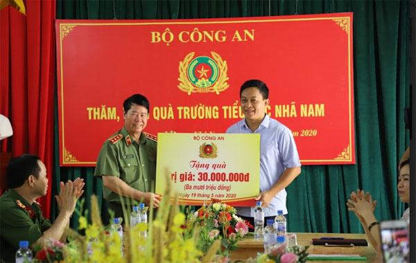 Dâng hoa Chủ tịch Hồ Chí Minh tại Khu lưu niệm Sáu điều Bác Hồ dạy CAND - Ảnh minh hoạ 7
