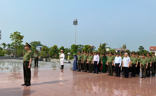 Dâng hoa Chủ tịch Hồ Chí Minh tại Khu lưu niệm Sáu điều Bác Hồ dạy CAND - Ảnh minh hoạ 2