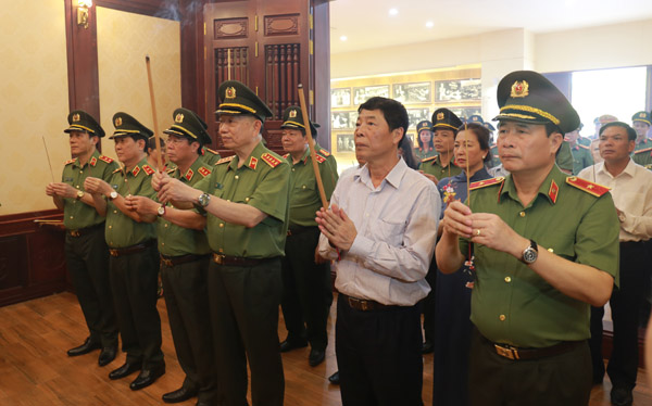 Dâng hoa Chủ tịch Hồ Chí Minh tại Khu lưu niệm Sáu điều Bác Hồ dạy CAND - Ảnh minh hoạ 3