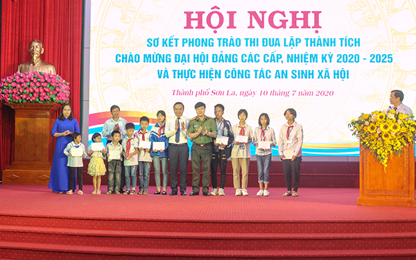 Trao hỗ trợ cho các học sinh có hoàn cảnh khó khăn trên địa bàn TP Sơn La