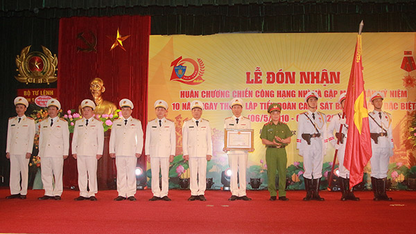 Tiểu đoàn Cảnh sát bảo vệ hàng đặc biệt nhận Huân chương Chiến công hạng Nhì