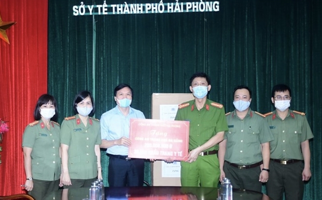 Trao tặng 200 triệu đồng và 30 nghìn khẩu trang cho Công an Đà Nẵng