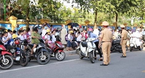 “Xếp hàng đón con” - mô hình “cổng trường an toàn” ở Bắc Ninh