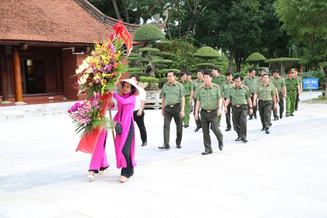 Thứ trưởng Bùi Văn Nam dâng hoa, dâng hương tại Khu di tích Kim Liên