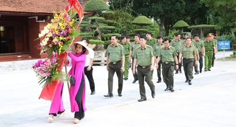 Thứ trưởng Bùi Văn Nam dâng hoa, dâng hương tại Khu di tích Kim Liên