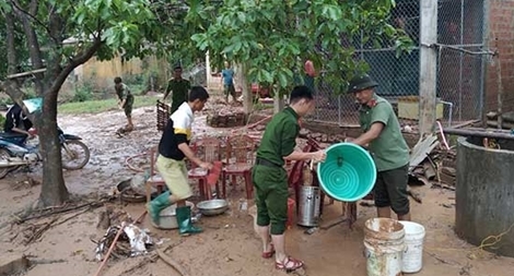 Công an Quảng Trị xuống xã giúp dân khắc phục hậu quả mưa lụt