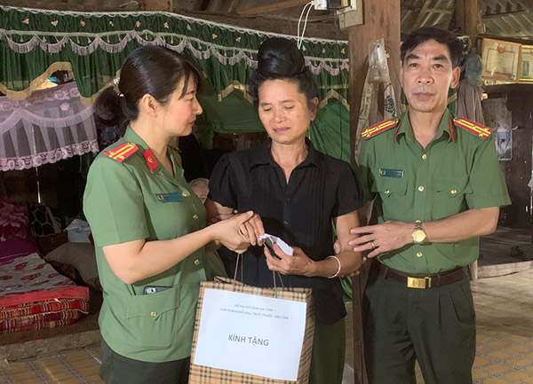 Hội phụ nữ Công an tỉnh Sơn La thăm hỏi, tặng quà mẹ liệt sỹ CAND