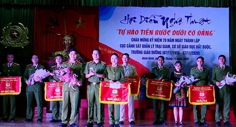 Trao giải hội diễn nghệ thuật tại Trại giam Ninh Khánh