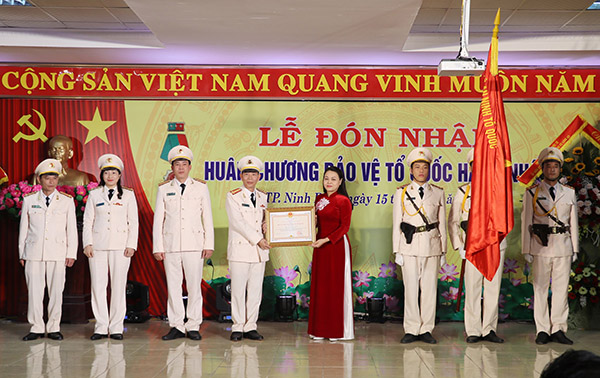 Công an TP Ninh Bình đón nhận Huân chương Bảo vệ Tổ quốc hạng Nhất