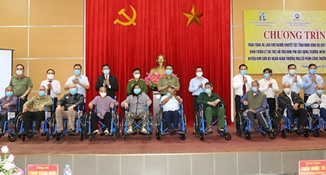 Trao tặng xe lăn cho người khuyết tật tỉnh Ninh Bình
