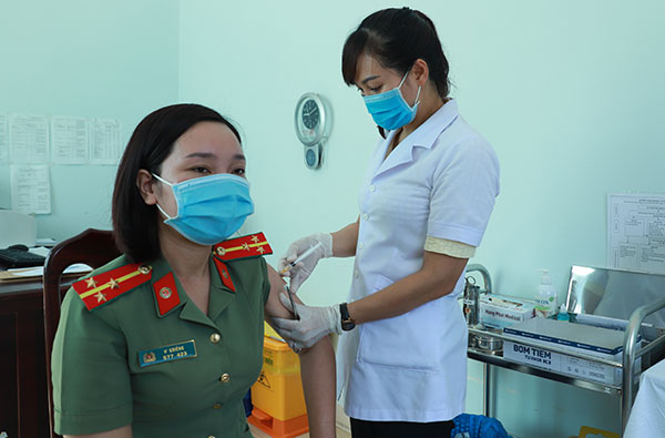 Tiêm vaccine phòng COVID-19 cho CBCS Công an tỉnh biên giới Đắk Nông
